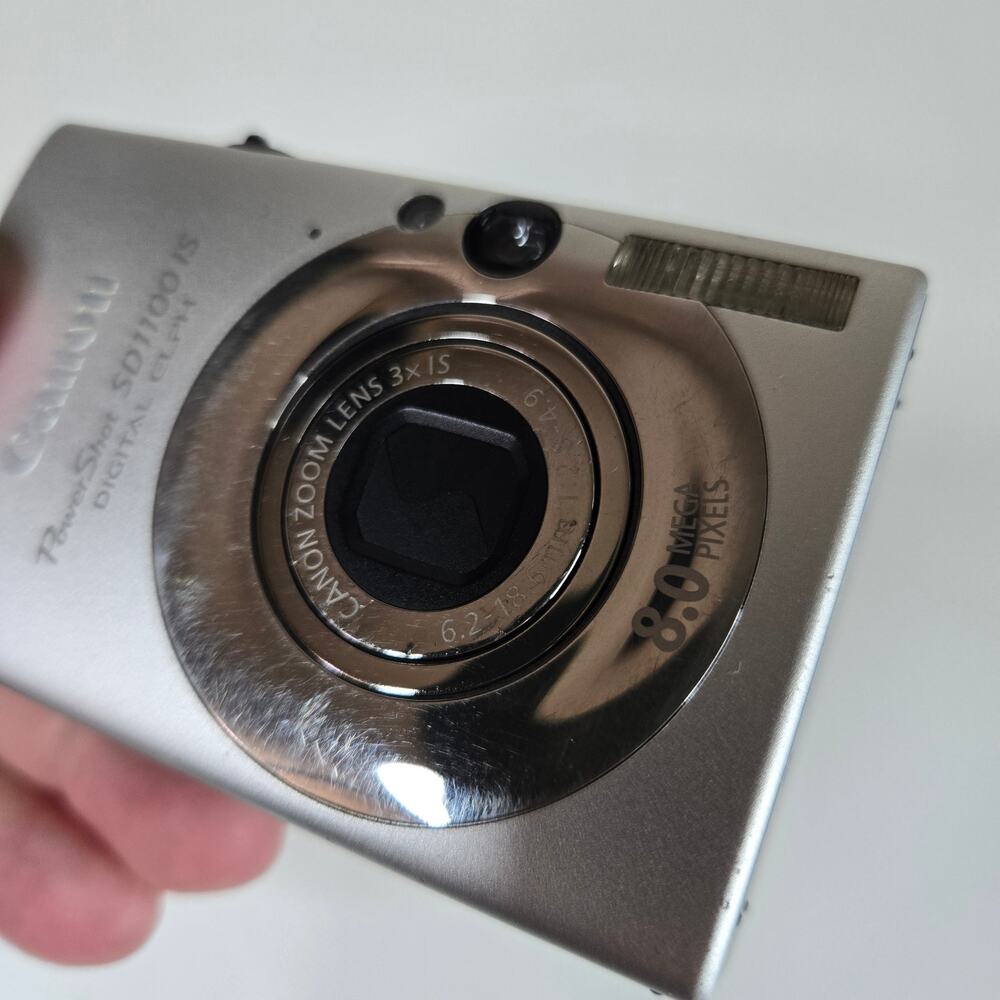 Canon Power Shot SD1100 IS Compact Digital Camera Silver - Picture 2 of 10